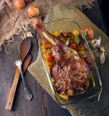 Recouvrir le gigot et l'enfourner pendant 1h30 en l'arrosant régulièrement du jus de cuisson. Cuissot De Sanglier A La Provencale Chateau Calissanne