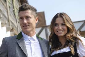 Et, oui, c'est la tendance la plus fâcheuse des hommes en couple : Robert Lewandoski Et Sa Femme Tres Genereux Pour Lutter Contre Le Coronavirus Sport Business Mag