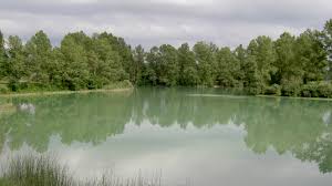Situé au milieu des bois et d'une profondeur difficilement estimable, il est fréquenté par les gens du coin qui vont s'y baigner. Ou Se Baigner Gratuitement Autour De Lyon