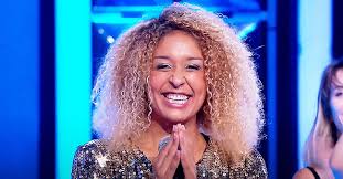 Lorsqu'ils chantent et tentent de découvrir les paroles des chansons, les candidats de l'émission de nagui « n'oubliez pas les paroles » sont aidés par le beau fabien, l'amusante magali et trois choristes qui les accompagnent dans leurs péripéties. N Oubliez Pas Les Paroles Jessie Fasano La Celebre Choriste A Accouche