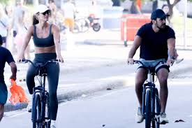 Gisele Bündchen curte passeio de bicicleta com Joaquim Valente na orla do Rio