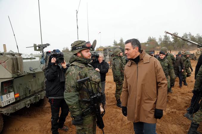 Pedro Sánchez, del 'no' a las armas a prometer más de 20.000 millones en 15  días | España