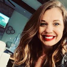 Tami Roche's Instagram, Twitter & Facebook