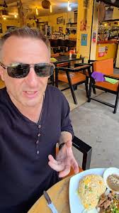 Sposób na "w środku są ludzie" zna każdy podróżnik. Tu oczywiście też  działa, ale ma swoją lokalną odmianę 😎 i do tej pory nigdy nas nie  zawiódł👌 Ciekawe, jak wyglądają Wasze doświadczenia w temacie ...