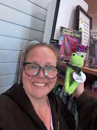 It's Here! The All Pacific Northwest Shop Hop Has Officially Begun! The  shop doors are open, giveaways, passports and stamps are ready and the  excitement is SEW real! 👑 And guess who's