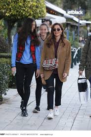 Δε γκρανμάδερ | επεισόδιο 4 | αντώνης κανάκηςη «γκρανμάδερ» πριν ακόμα ξεκινήσει η εκπομπή στο open, είχε πει στον ιεροκλή μιχαηλίδη πως θέλει να την πάει στη θεσσαλονίκη να γνωρίσει τον. Despina Vandi Melina Nikolaidis The Causal Mother And Daughter Are Walking Fwto Thetoc Gr