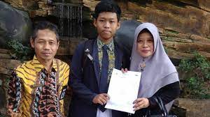 Check spelling or type a new query. Sri Tak Menyangka Anaknya Raih Nilai Tertinggi Ujian Nasional Di Smp Negeri 1 Sragen Halaman All Tribun Jateng