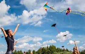 Los adolescentes pueden disfrutar de jugar al aire libre, tanto como los niños más pequeños. Juegos Tradicionales Al Aire Libre Para Que Practiquen Los Ninos