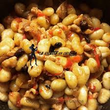 Uno dei piatti più sperimentati e di successo nei ricettari fai da te. Ricetta Degli Gnocchi Al Sugo Di Straccetti Di Pollo Con Peperoni E Taggiasche Le Ricette Di Cristina