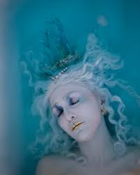 How beautiful is this artwork 💙 It's from Eleftheria Apostolidis'  exhibition Marble and Mud, which the artist calls "a creative manifestation  of my identity examined under the lens of my Greek whakapapa”