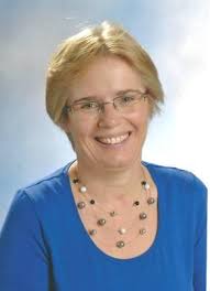 DIE ALTE KIRCHE UND DIE JUNGEN LEUTE