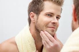 Tratamientos caseros y consejos de cuidado facial para hombres
