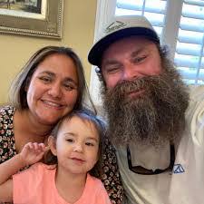 Carolyn Cull's Instagram, Twitter & Facebook