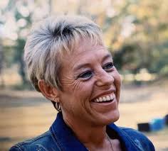 Lisa Woodall's Instagram, Twitter & Facebook