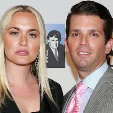 Svetlolaska je pisateljica in priložnostna. Bridgerton Star Rege Jean Page Snapped Embracing Emily Brown Before Flight