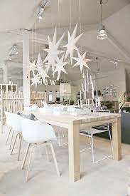 Le Bois Et Le Blanc Un Duo Sur Meme Dans La Salle A Manger Cote Scandinavian Christmas Decorations Christmas Decorations For The Home Scandinavian Christmas