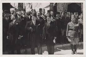 الملك فاروق يتوسط أحمد حسنين باشا والنحاس باشا egyptian history royal family history