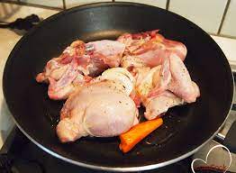 Ingredienti1 galletto vallespluga170 g di olive verdi schiacciate alla siciliana200 g di pomodoroolio di oliva extravergine1 spicchio di aglio2 uova3. Galletto In Padella Con Contorno Di Funghi Lovecook