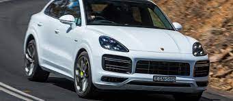 Das porsche dynamic light system plus (pdls plus) umfasst zusätzlich ein elektronisch gesteuertes kurvenlicht und zudem ein auf navigationsdaten basierendes kreuzungslicht. Porsche Cayenne Turbo S E Hybrid Coupe 2020 Review