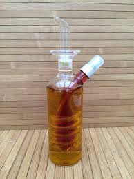 Lisboa 28 99 Recipient Avec Bec Verseur Et Spray Pour L Huile D Olive Et Vinaigre Www Shokki Be Vitro Garuti Shokki Artdelatable Bottle Whiskey Bottle Olive