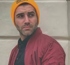 Μπες στο site του 11888 και βρες τους όλους στα white pages με ένα κλικ! O Tragoydisths Petros Iakwbidhs Afhse Moystaki Kai Deixnei Agnwristos Sigmalive Magazine