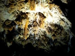 Peștera valea cetății este situată la aproximativ 3 km de orașul râșnov. Pestera Valea CetÄƒÅ£ii In RaÈ™nov Aproape De Conacul Torzburg