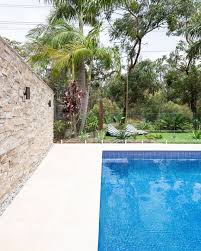 Amber Tiles Kellyville On Instagram Backyard Luxury Premium Classic Travertine Pool Surround With Bullnose Coping Stunning Project By Lifes In 2020 Mauer Pool