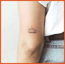 Little Sun Tattoos 30 Wunderschone Sun Tattoo Ideen Kleinestattoooberschenkel Kleinestattoopols Sun Tattooideen Sun Tattoos Sun Tattoo Small Sun Tattoo