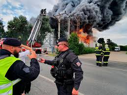 V pražské uhříněvsi hořela skladovací hala o ploše deset krát 30 metrů. Cy Sesbomau1km