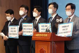 또한21대 국회에 입성한 초선 의원으로는 민주당은 양경숙 의원, 장경태 의원, 김영배 의원, 민형배 의원, 서영석 의원이, 통합당은 김병욱 의원, 이영 의원이 참석해 축하의 마음을 전했다. ë‹¨ë… ê¹€ë‚¨êµ­ ê¹€ìš©ë¯¼ ì´í•´ì¶©ëŒ ë°©ì§€ë²• ìŠ¬ê·¸ë¨¸ë‹ˆ ì² íšŒ ì†í˜œì› ë•Œë¬¸ ì¡°ì„ ì¼ë³´