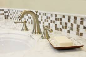 Thin Strip Of Glass Tile As A Bathroom Vanity Backsplash Vanity Backsplash Trendy Bathroom Tiles Tile Backsplash Bathroom