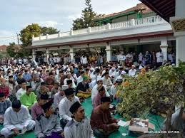 Abuya uci adalah putra dari alm abuya dimyathi cilongok, seorang kiai yang sangat disegani oleh kh. Le 7eagzrdbsum