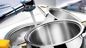 Cuando los utensilios de cocina, los aparatos electrónicos o el fregadero de acero inoxidable requieren una limpieza adicional, más allá de un trapo incluso un poco de vinagre con un rociador y una suave pasada con un trapo dejará las superficies de acero inoxidable brillosas y sin vetas. Como Limpiar La Bateria De Cocina De Acero Inoxidable Consejos Para Mantener Brillante El Acero Inoxidable