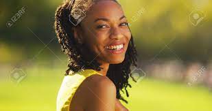 公園で笑っているかわいい黒人女性の写真素材・画像素材 Image 33766105