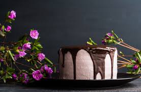 Con immagine di torta rosa, vaso di fiori e cuoricini. Come Spedire Fiori E Torta Insieme Per Rendere Speciale Un Compleanno International Flora