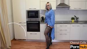 BLONDE MATURE EN BAS NOIRS ET PORTE JARRETELLES