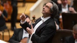 Riccardo muti ha diretto aida all' arena di verona nel centocinquantesimo anniversario dalla prima rappresentazione per l'apertura del canale di suez. Riccardo Muti Im Konzert Fur Das Campania Theatre Festival Eine Schone Online Einweihung Napolike It