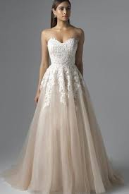 Schmal geschnittene brautkleider sind genauso elegant wie modelle mit einem weit ausgestelltem rock. Perlrosa Brautkleider Gunstig Online Kaufen Bei Mekleid De