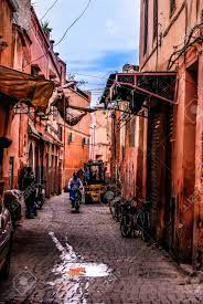 Marrakech zu verkaufen 75.000 eur | schöne wohnung in marrakesch mit schwimmbad 34.000 eur | tanger eigentumswohnung marokko 28.000 eur | Kleine Strasse In Medina Von Marrakesch Altstadt In Marrakesch Sind Die Hauser Traditionell Rosa Marokko Lizenzfreie Fotos Bilder Und Stock Fotografie Image 84031079