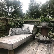 Snickra En Solsang I Sommar Bland Bjornbaren Kan Man Ta Sig En Utstrackande Pa Var Solsang Har Vi Gaster Sa Ar Outdoor Decor Outdoor Furniture Porch Swing