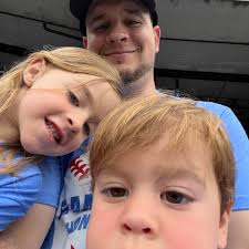 Vertical sun shades for outdoor live streams