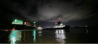 長榮貨輪「長賜號」（ever given）23日擱淺在埃及蘇伊士運河，導致上百艘輪船大排長龍，外媒報 一名官員警告，幫助長賜號脫困可能需要至少兩天時間。 曾任商船水手的航海歷史學家梅克利雅諾（sal mercogliano）警告，運河關閉將導致食物、燃料甚至是疫苗等重要物資供應，出現「災難性延誤」。 7lsbgk9kij Btm