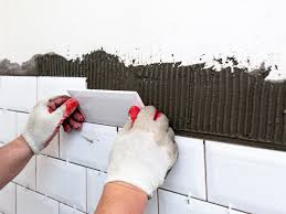 O que faz os azulejos se soltarem das paredes? Veja como evitar o problema  - 31032023 - UOL Nossa