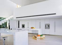 Mettez plus de couleurs et de motivation à votre cuisine blanche. Cuisine Laquee D Un Blanc Immacule Associe Au Marbre De Carrare Atelier De Saint Paul