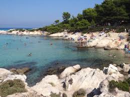 Το συνολικό μήκος αυτής της παραλίας εκτείνεται στα 800 μέτρα με τα βράχια, που απλώνονται στη δεξιά πλευρά της και οδηγούν σε μικρότερες, πιο μικρές και prive παραλίες τις οποίες από τη στιγμή που θα αφήσετε το αυτοκίνητο σας, θα μπορεσετε να προσεγγίσετε μόνο με τα πόδια. Eg Kavourotrypes Paralia Xalkidikh Si8wnia