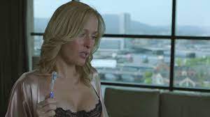 Naked Gillian Anderson in The Fall < ANCENSORED