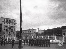 Per esercitarsi per la prova di selezione culturale di selezione culturale del concorso 114 allievi ufficiali accademia marina 2020 è disponibile sul sito della marina militare il simulatore online. La Cerimonia Dell Alzabandiera Sulla Piazza Della Marina Alla Presenza Di Soldati Della Marina Militare Schierati Vicino Al Pennone Archivio Storico Istituto Luce