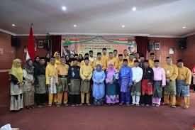 Biasanya bagi masyarakat melayu zaman dahulu, adalah menjadi adat untuk mengandamkan anak dara yang bakal dikahwinkan lebih kurang tiga hari sebelum majlis perkahwinan dilangsungkan. Infopublik Lestarikan Budaya Disbudpar Tanjungpinang Gelar Seminar Adat Perkawinan Melayu