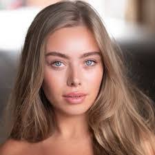 Mia Dodd's Instagram, Twitter & Facebook