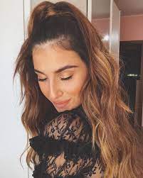 Realizza una semi coda di cavallo sui capelli ricci. La Mezza Coda Torna Di Moda E Piace A Tutti Star Comprese Capellistyle